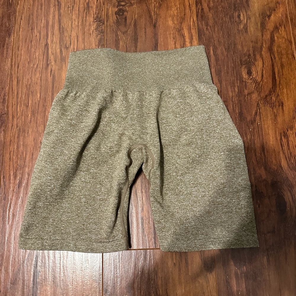NVGTN scrunch seamless shorts mocha